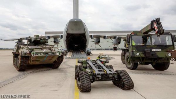 股巢网 图说：德国空军“克雷勒”空运装卸车 竟可以将步兵战车拖出机舱