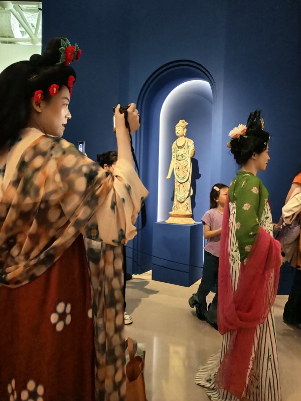 对对配 拍照、壁画、文创，“何以敦煌·念念回响”开展首周末迎客逾万